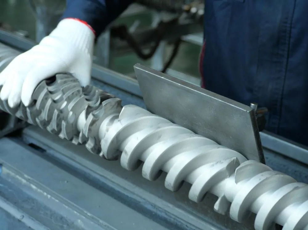 Hoe kinne jo in inkele screw extruder skjinmeitsje sûnder skea oan 'e skroef of barrel